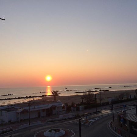 Sunrise Beach House - Sea View Daire Montesilvano Marina Dış mekan fotoğraf