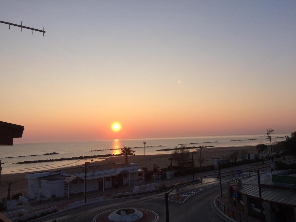 Sunrise Beach House - Sea View Daire Montesilvano Marina Dış mekan fotoğraf