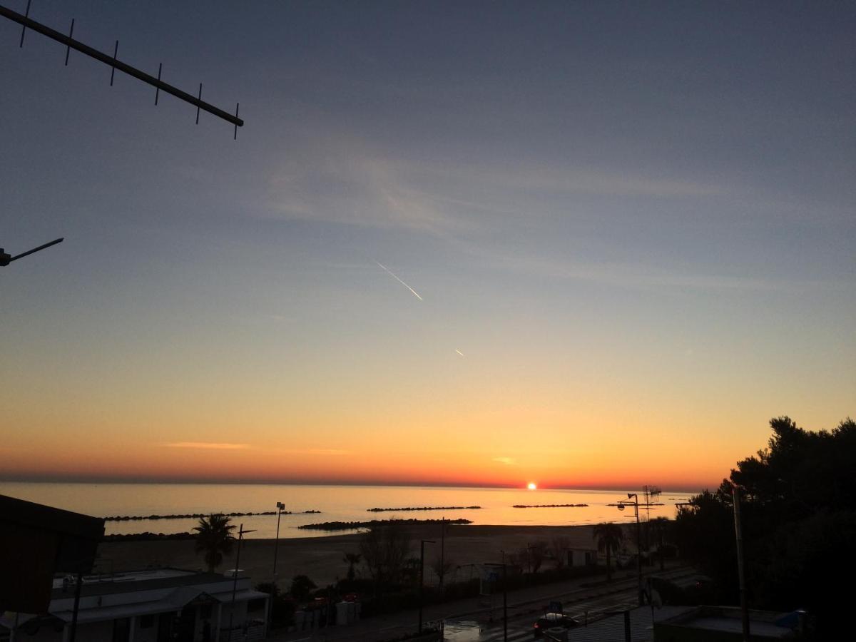 Sunrise Beach House - Sea View Daire Montesilvano Marina Dış mekan fotoğraf